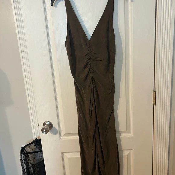 Crescent NWT Chocolate Brown Ruched V Neck Midi Dress. Medium - Picture 3 of 8